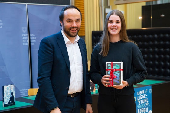 Für Ihr Video zum Buch Vergissmeinnicht wurde Stefanie Schiefer aus Schenna ausgezteichnet. (Foto: LPA/Fabio Brucculeri)