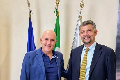 Landeshauptmannstellvertreter und Mobilitätslandesrat Daniel Alfreider (rechts im Bild) besprach in Rom mit Gioacchino Alfano, dem Präsidenten des Verwaltungsrats der Gesellschaft Difesa Servizi das Projekt für die neue Unterführung am Bahnhof Innichen. (Foto: LPA/Ressort für Infrastrukturen und Mobilität)