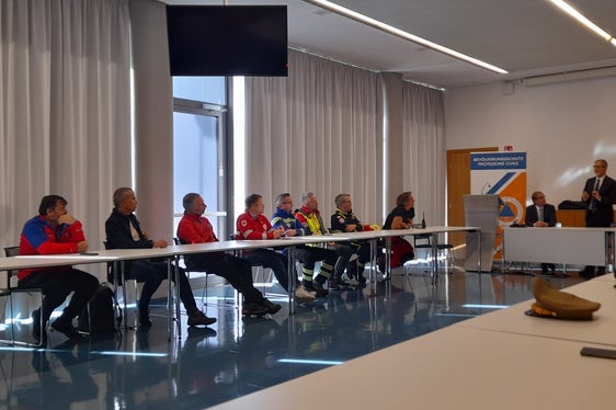 Beispielhaft nannte der Zivilschutzminister (stehend) das System des Zivilschutzes in Südtirol, das kapillare Netz der vielen Mitglieder der Freiwilligenorganisationen, im Bild links einige Vorsitzende (Foto: LPA/Maja Clara)