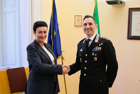 Freundschaftlicher Austausch beim Antrittsbesuch: Sicherheitslandesrätin Ulli Mair und Oberst Antonio Forte. (Foto: LPA/Lukas Forer)
