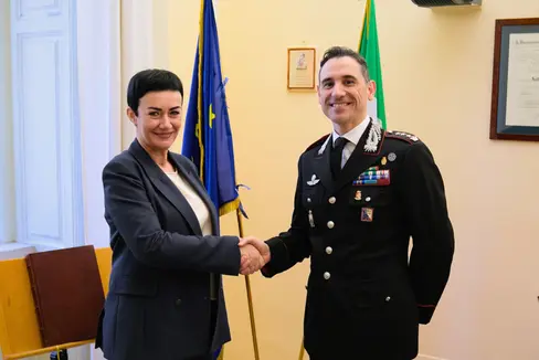 Primo incontro ufficiale tra l’assessora provinciale alla sicurezza e alla prevenzione della violenza Mair e il nuovo comandante provinciale dell'Arma dei Carabinieri, colonnello Antonio Forte. (foto: USP/Lukas Forer)