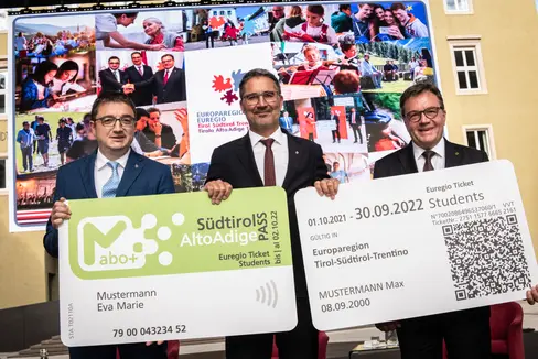 Il nuovo abbonamento Euregio Ticket Students, disponibile dal 1° ottobre, permetterà agli studenti di Alto Adige, Tirolo e Trentino di viaggiare in modo ecologico e flessibile. (Foto: Ivo Corrà)