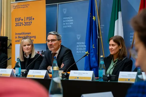 Si è svolto a Palazzo Widmann il Comitato di Sorveglianza del Fondo sociale europeo Plus. 150 milioni di euro disponibili per promuovere occupazione, formazione e inclusione sociale. Da sinistra Claudia Weiler, direttrice dell’Ufficio Fondo sociale europeo, il presidente della Provincia, Arno Kompatscher, e la direttrice della Ripartizione Europa, Martha Gärber (Foto: ASP/Fabio Brucculeri)