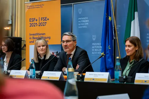 Si è svolto a Palazzo Widmann il Comitato di Sorveglianza del Fondo sociale europeo Plus. 150 milioni di euro disponibili per promuovere occupazione, formazione e inclusione sociale. Da sinistra Claudia Weiler, direttrice dell’Ufficio Fondo sociale europeo, il presidente della Provincia, Arno Kompatscher, e la direttrice della Ripartizione Europa, Martha Gärber (Foto: ASP/Fabio Brucculeri)