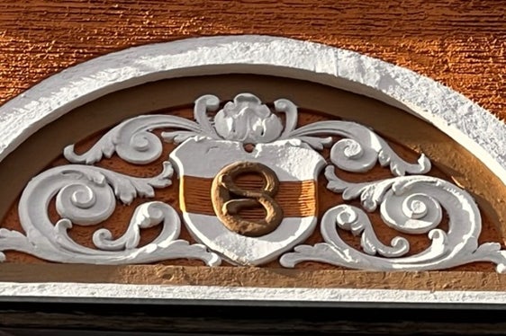 Die Fassadendekorationen vereinen das Bozner Stadtwappen und Motive aus dem Bäckereigewerbe, ein Hinweis auf die berufliche Tätigkeit eines der ursprünglichen Bauherren, Hans Ladinser. (Foto: Landesdenkmalamt/Klaus Ausserhofer)