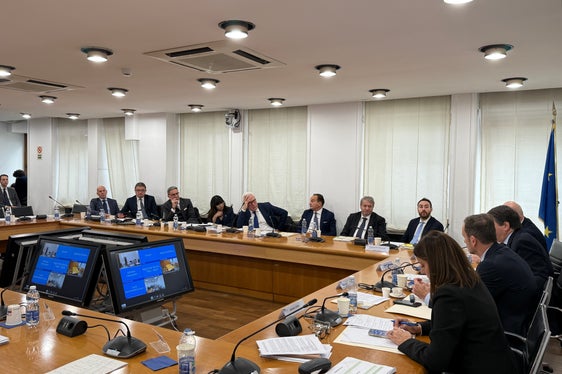 Il presidente della Provincia autonoma di Bolzano, Arno Kompatscher (terzo da sinistra nella riga frontale, il secondo è il presidente trentino Maurizio Fugatti) ha incontrato il vicecommissario europeo Raffaele Fitto (terzo della fila laterale) in occasione della seduta del 18 dicembre della Conferenza delle Regioni e delle Province autonome. (Foto: Conferenza delle Regioni e delle Province autonome)