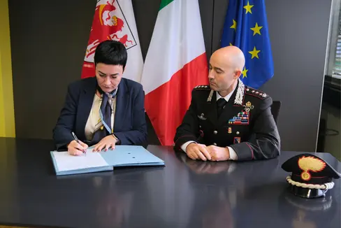 Landesrätin Ulli Mair hat gestern (21. Oktober) mit Carabinieri-Kommandant Raffaele Rivola ein Abkommen unterzeichnet, mit dem der Ankauf zusätzlicher Ausrüstungsgegenstände ermöglicht und die Fortbildungstätigkeit gestärkt wird. (Foto: LPA/Lukas Forer)