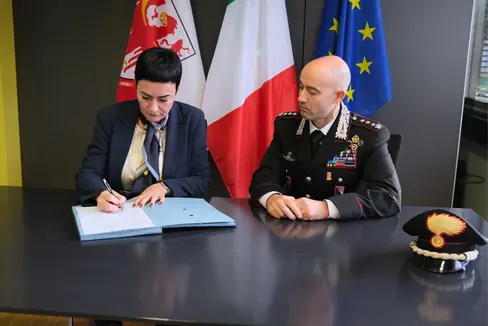 Il comandante provinciale dei Carabinieri Raffaele Rivola e l'assessora provinciale alla Sicurezza e prevenzione della violenza, Ulli Mair, hanno firmato ieri (21 ottobre) un accordo di cooperazione. (Foto: USP/Lukas Forer)