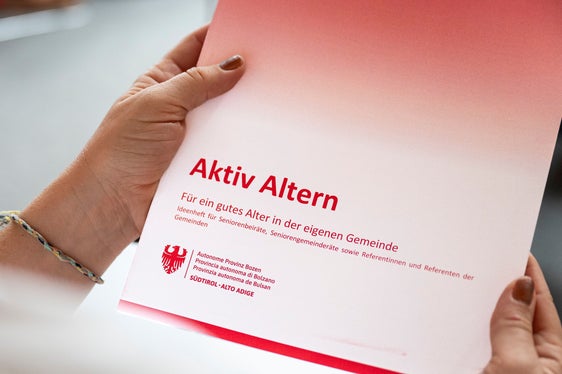In einem Ideenheft hat das Amt für Senioren und Sozialsprengel unterschiedliche Informationen über Maßnahmen und Ansprechpartner für Seniorenbeiräte, Seniorengemeindebeiräte und für Gemeindereferentinnen und -referenten gesammelt. (Foto: LPA/Fabio Brucculeri)
