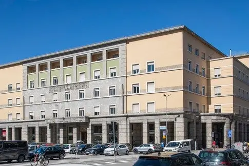 Die Landesregierung hat am 8. Mai dem Abschluss des Kaufvertrags mit der Generaldirektion Trentino‑Südtirol des Nationalen Institut für soziale Fürsorge NISF/INPS für den Erwerb des dritten Bauloses von Immobilien am Siegesplatzes in Bozen zugestimmt. (Foto: LPA/Gianluca Crocco)