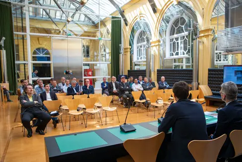 Lokalverwaltende, Vertretende aus Tourismus, Landwirtschaft und Jagd waren gekommen, um mit Landesrat Arnold Schuler (Bildvordergrund r.), Forst-Abteilungsdirektor Günther Unterthiner und Wildbiologen Dominik Trenkwalder das Thema Bärenmangement zu erörtern. (Foto: LPA/Fabio Brucculeri)