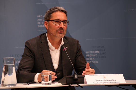 Presidente Kompatscher: “Andare a votare è un diritto fondamentale della democrazia. Le elettrici e gli elettori con il loro voto hanno facoltà di decidere in modo paritario, come si dovrà comporre il Consiglio comunale e chi sarà rappresentato in Municipio”. (Foto: ASP/Fabio Brucculeri)