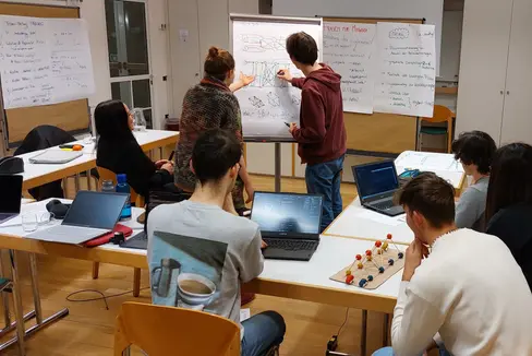 Nach Lösungen zu komplexen Themenstellungen suchten die Schülerinnen und Schüler während dieser besonderen Woche in Tramin. (Foto: LPA/Daniel Soraruf)