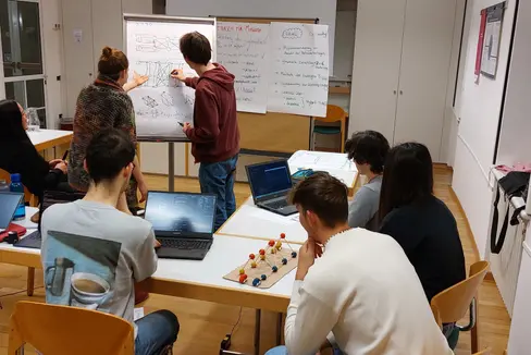 Durante questa settimana speciale a Termeno, gli alunni hanno cercato soluzioni a problemi complessi. (Foto: ASP/Daniel Soraruf)