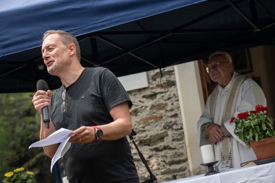 L'assessore Massimo Bessone ha elogiato le imprese che hanno eseguito con efficienza i lavori a grandi altezze (Foto: ASP/Ivo Corrá)