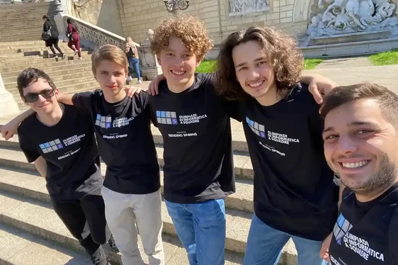 Die Teilnehmer der Olimpiadi di Informatica a Squadre (v.r.): Lehrer Tobias Steiner, David Mairhofer, Damian Mayr, Fabian Reifer und Serafim Thaler