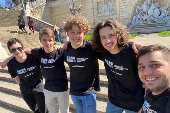 Die Teilnehmer der Olimpiadi di Informatica a Squadre (v.r.): Lehrer Tobias Steiner, David Mairhofer, Damian Mayr, Fabian Reifer und Serafim Thaler