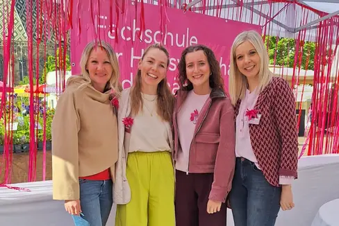Der Stand der Fachschule für Hauswirtschaft und Ernährung Haslach auf dem Bozner Blumenmarkt (von links): Gisela Greinöcker, Laura Pircher, Sophia Zöschg, Martina Gögele (Foto: LPA/Fachschule für Hauswirtschaft und Ernährung Haslach)