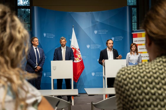 In einer gemeinsamen Pressekonferenz Bilanz über das auslaufende Schuljahr gezogen (von links): Schulamtsleiter Heinrich Videsott, Landesrat Daniel Alfreider, Landesrat Philipp Achammer, Landesschuldirektorin Sigrun Falkensteiner (Foto: LPA/Fabio Brucculeri)