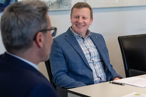 Ein herzliches Gespräch über Themen, die den Bäuerinnen und Bauern und immer mehr Menschen im Land zu Herzen gehen: Landeshauptmann Arno Kompatscher hat heute (5. April) SBB-Obmann Daniel Gasser empfangen. (Foto: LPA/Greta Stuefer)