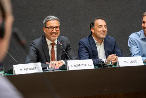 Il presidente della Provincia Arno Kompatscher (da sinistra), Pier Carlo Sandei, rappresentante dell'ONU a Kiev, e Marc Röggla di Eurac Research hanno risposto alle domande della delegazione ucraina. (Foto: Eurac Research/Annelie Bortolotti)