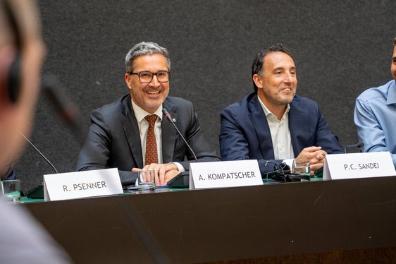 Il presidente della Provincia Arno Kompatscher (da sinistra), Pier Carlo Sandei, rappresentante dell'ONU a Kiev, e Marc Röggla di Eurac Research hanno risposto alle domande della delegazione ucraina. (Foto: Eurac Research/Annelie Bortolotti)