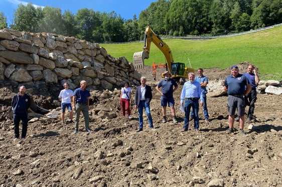 L’assessore provinciale per la Protezione Civile Arnold Schuler, in prima fila al centro, ha visitato il tratto di costruzione realizzato quale protezione contro la valanga Eberhöfer. (Foto: ASP/Noemi Prinoth)