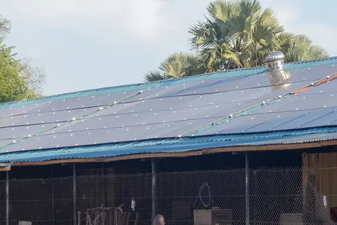 Mit Südtiroler Geldern der Entwicklungszusammenarbeit werden unter anderem Photovoltaikanlagen (im Bild jene im Berufsschulzentrum im Flüchtlingszentrum in Palorinya in Uganda, die im Frühjahr 2025 in Betrieb genommen wurde) umgesetzt. (Foto: LPA/Hannes Wisthaler)