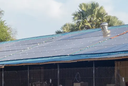 I fondi della cooperazione allo sviluppo della Provincia di Bolzano vengono utilizzati per realizzare impianti fotovoltaici (nella foto, quello del centro di formazione professionale nel centro profughi di Palorinya in Uganda, messo in funzione nella primavera del 2025). (Foto: USP/Hannes Wisthaler)