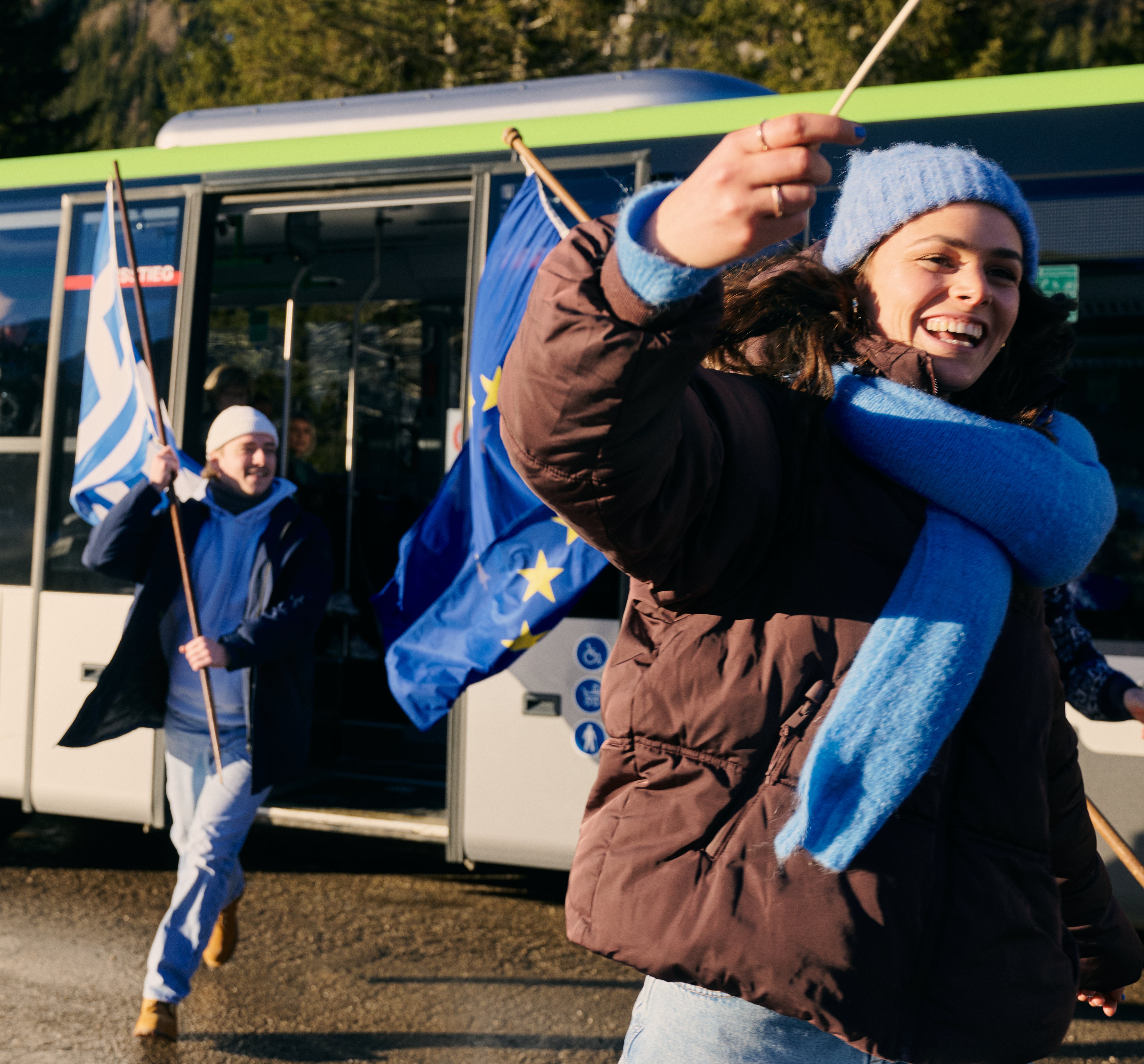 Während der Olympischen Winterspiele hat das Land Südtirol Maßnahmen ergriffen, um eine nachhaltige Mobilität zu fördern und den bestmöglichen Service, sowohl für die Olympiafans als auch für alle anderen Nutzerinnen und Nutzer, zu gewährleisten, indem ein zusätzlicher Transportdienst eingerichtet wurde.
(Foto: LPA/zukunvt)