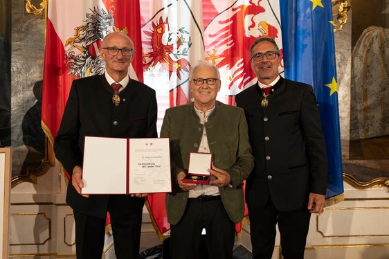 Walter Cristofoletti (Mitte) aus Salurn erhielt das Verdienstkreuz für seine
Verdienste um den Einsatz für die deutsche Sprache sowie politische, kulturelle und
sportliche Verdienste in Salurn. (Foto: Land Tirol/Sedlak)