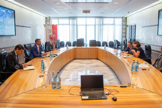 Um die Vernetzung von Rheinland-Pfalz und Südtirol im Bereich Mobilität ging es beim Treffen mit Landesrat Daniel Alfreider (im Bild v.l. Kabinettchef Dominik Holzer, Landesrat Alfreider, pers. Referent Ingo Dejaco, Schmitt-Mitarbeiter Jürgen Weiler, Ministerin Schmitt, Sebastian Euchenhofer von der Deutsch-Italienischen Handelskammer; Foto: LPA/Fabio Brucculeri)