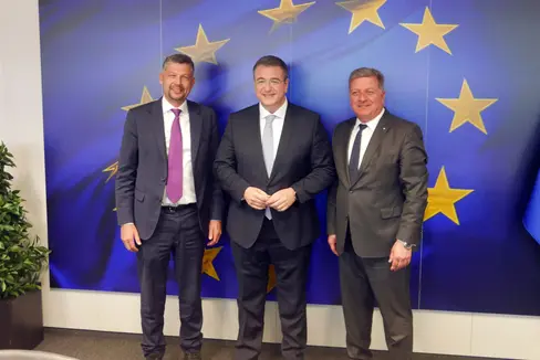 Infrastrukturen- und Mobilitätslandesrat Daniel Alfreider (von links), EU-Verkehrskommissar Apostolos Tzitzikostas und der bayerische Staatsminister für Wohnen, Bau und Verkehr Christian Bernreiter trafen sich in Brüssel. (Foto: LPA/Ingo Dejaco)