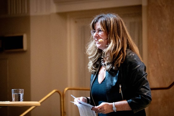 La direttrice Alexandra Pedrotti ha condotto (insieme al co-presentatore Matthäus Crepaz) la prima parte della giornata pedagogica di apertura delle scuole di musica, che è proseguita nel pomeriggio con le riunioni dei gruppi di specializzazione. (Foto: USP/Direzione provinciale Scuola musicale tedesca e ladina/Nathan Chizzali)