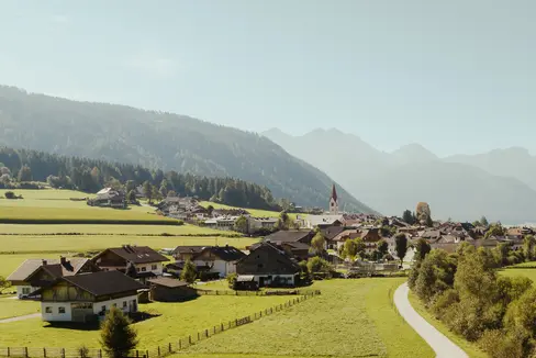 Die Landesregierung hat heute auf Vorschlag von Raumordnungslandesrat Peter Brunner die Mitglieder der Kommission für die Bewertung der Aussiedlung von Hofstellen namhaft gemacht. (Foto: IDM/Alex Moling)