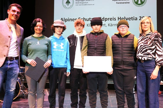 Stellvertretend für die Schulen des Wipptals am Siegertreppchen: Schüler in Begleitung von Philipp Oberegger, Leiter des Forstinspekorates Sterzing (links), Karin Mühlsteiger von der Grundschule Sterzing (2. v. l.) und Maria Amrain von der Forststation Freienfeld (rechts). (Foto: Chris Thomas)