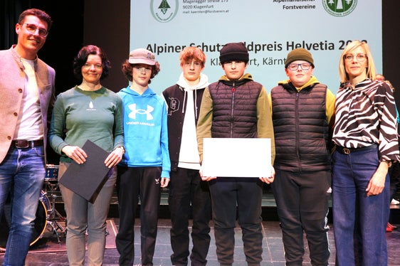 In rappresentanza delle scuole della Val di Vizze: studenti accompagnati da Philipp Oberegger, responsabile dell'Ispettorato forestale di Vipiteno (a sinistra), Karin Mühlsteiger della scuola elementare di Vipiteno (2a da sinistra) e Maria Amrain della stazione forestale di Campo di Trens (a destra) (Foto: Chris Thomas)