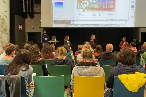 Jugendarbeiter und Jugendarbeiterinnen aus Südtirol und aus dem Trentino haben sich in der Basis Vinschgau über die Zukunft der Jugend und Jugendpolitik ausgetauscht. (Foto: LPA/Politiche giovanili)