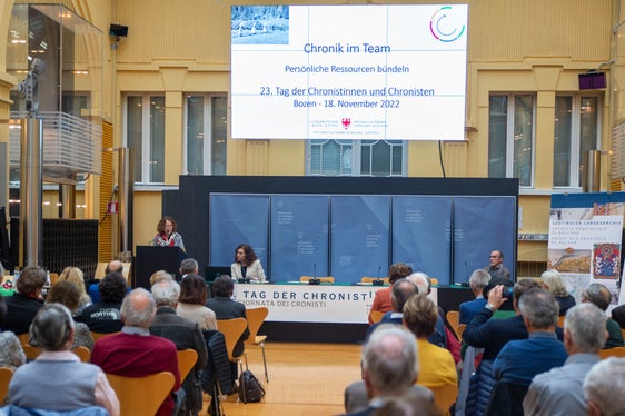 Landeschronistin Rita Thaler Wieser (am Podium) hielt Rückblick und Vorschau. (Foto: LPA/Fabio Brucculeri)