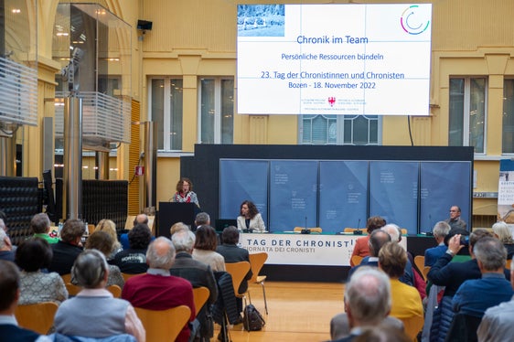 Landeschronistin Rita Thaler Wieser (am Podium) hielt Rückblick und Vorschau. (Foto: LPA/Fabio Brucculeri)
