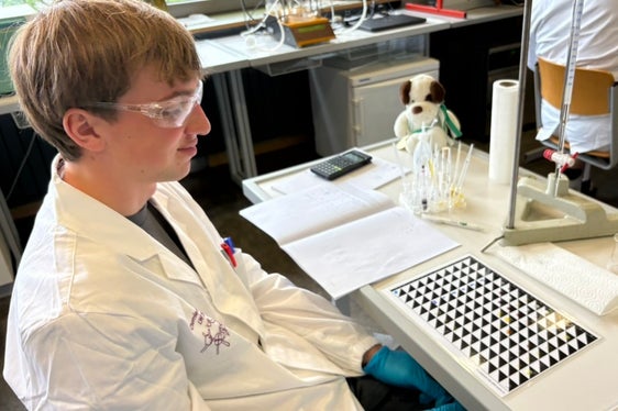 Adrian Messner von der Technologischen Fachoberschule Bruneck hat den Landeswettbewerb der Chemieolympiade 2026 gewonnen. (Foto: LPA/Deutsche Bildungsdirektion/Pädagogische Abteilung)