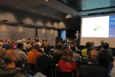 Nella serata di mercoledì 1. ottobre è proseguita a Fortezza, in Val d’Isarco, la serie di eventi “Mobilità 2025-2030”. Tra i temi affrontati: come implementare la gestione della mobilità a livello locale e quale enorme importanza rivesta per l'Alto Adige la Galleria di Base del Brennero (BBT). “La mobilità è un tema centrale per il futuro: influenza la qualità della vita, lo sviluppo economico e il collegamento dell'Alto Adige con l'Europa” ha detto il vicepresidente della Provincia e assessore provinciale alla Mobilità Daniel Alfreider. (Foto: USP/Ingo Dejaco)
