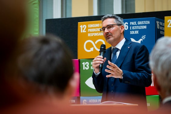 Zusammen mit den Maßnahmen des Klimaplans haben wir auch ein Klimaplan-Monitoring beschlossen. Dieses so genannte Output-Monitoring hat ein Forschungsteam von Eurac Research nun im Auftrag der Landesregierung entwickelt, sagt Landeshauptmann Arno Kompatscher. (Foto: LPA/Fabio Brucculeri)