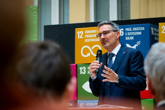 Zusammen mit den Maßnahmen des Klimaplans haben wir auch ein Klimaplan-Monitoring beschlossen. Dieses so genannte Output-Monitoring hat ein Forschungsteam von Eurac Research nun im Auftrag der Landesregierung entwickelt, sagt Landeshauptmann Arno Kompatscher. (Foto: LPA/Fabio Brucculeri)