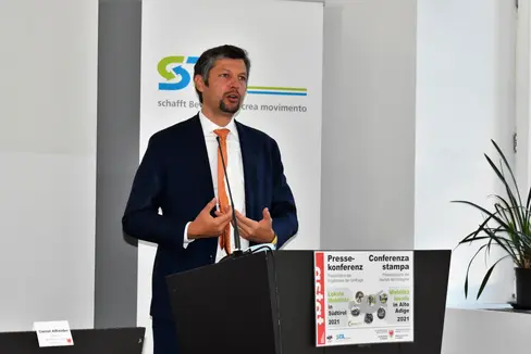 LR Alfreider zu den ASTAT-Daten 2021 zur Mobilität in Südtirol: Wir nehmen die Bedürfnisse der Menschen in puncto Mobilität ernst und arbeiten weiter daran, die Öffis noch nutzerfreundlicher und zuverlässiger zu machen und die Radmobilität auszubauen.. (Foto: LPA/Roman Clara)