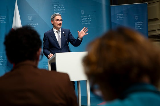 Negli ultimi tre anni sono stati stipulati 30 contratti per un volume complessivo di 822 milioni di euro, ha dichiarato il presidente Kompatscher dopo la seduta della Giunta, che oggi ha confermato i membri dell'Agenzia per le relazioni sindacali fino al 31 gennaio 2029. (Foto: ASP/Fabio Brucculeri)