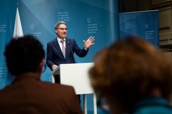 Negli ultimi tre anni sono stati stipulati 30 contratti per un volume complessivo di 822 milioni di euro, ha dichiarato il presidente Kompatscher dopo la seduta della Giunta, che oggi ha confermato i membri dell'Agenzia per le relazioni sindacali fino al 31 gennaio 2029. (Foto: ASP/Fabio Brucculeri)