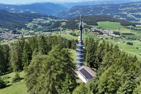 La disattivazione riguarda, tra l’altro, gli attuali impianti di trasmissione FM situati a Castelrotto. (Foto: RAS)