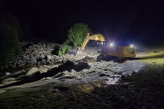 Die Wildbachverbauung hat noch in der Nacht mit den Aufräum- und Wiederherstellungsarbeiten begonnen, nachdem in Folge von Starkregen im Steinzgerbach in Antholz-Obertal etwa 20.000 Kubikmeter Material mobilisiert wurden. (Foto: LPA/Amt für Wildbach- und Lawinenverbauug Ost in der Agentur für Bevölkerungsschutz)