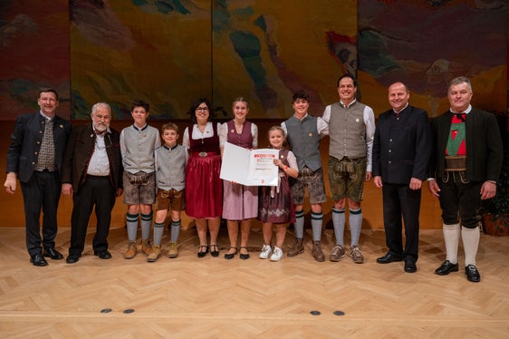 In der Wertungskategorie “Spielende Familie” ist die Familienmusik Pichler aus dem Pfitschtal vor die Jury getreten. Im Bild bei der Urkundenübergabe, unter anderem mit dem Obmann des Tiroler Volksmusikvereines Peter Margreiter (links) und dem Obmann des Südtiroler Volksmusikvereines Gernot Niederfriniger (rechts im Bild) (Foto: LPA/ Reinhold Sigl)